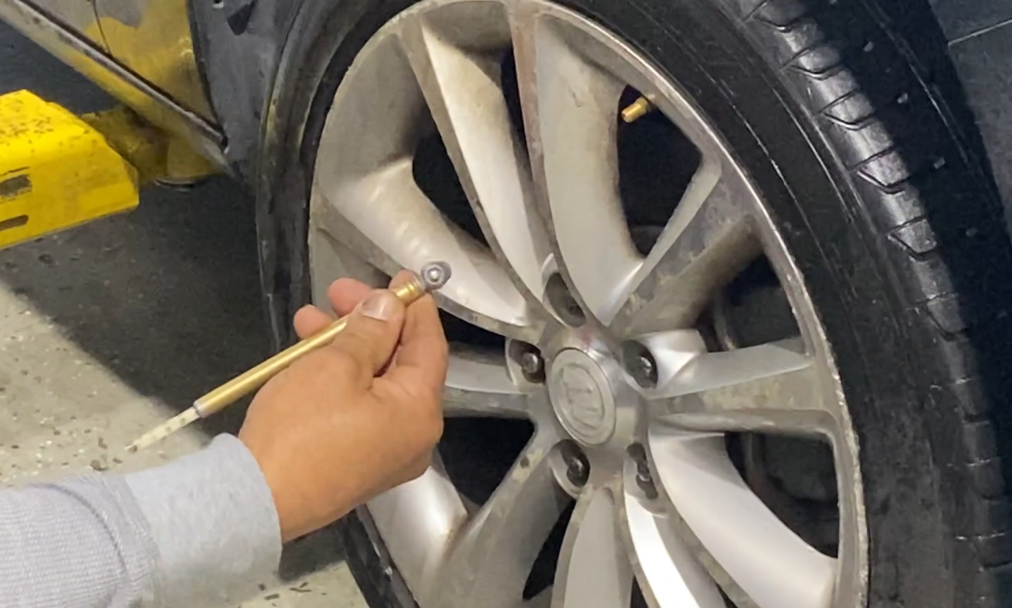 ​How to check the tire pressure